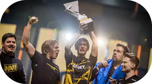 time de esports celebra vitória com troféu no pódio
